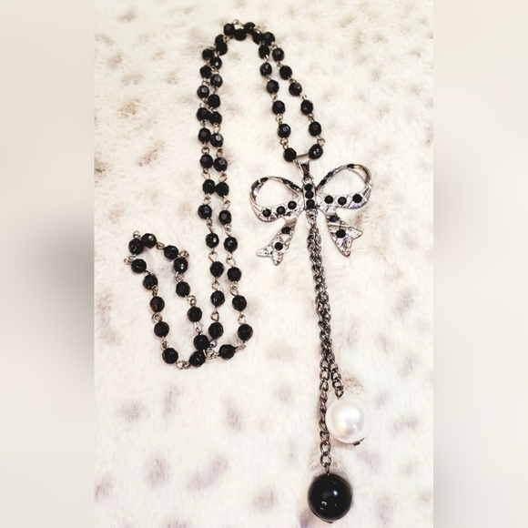 Silver plated black-and-white beaded crystal bow necklace - Picture 16 of 16